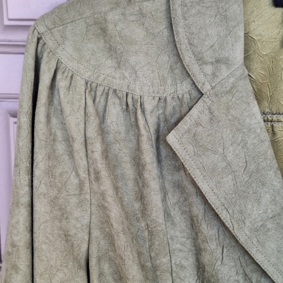 RQT Ultra Suede Top SzXL Long Sleeve 3 Button Closure Sage Green Polyester NWOT - Picture 2 of 9